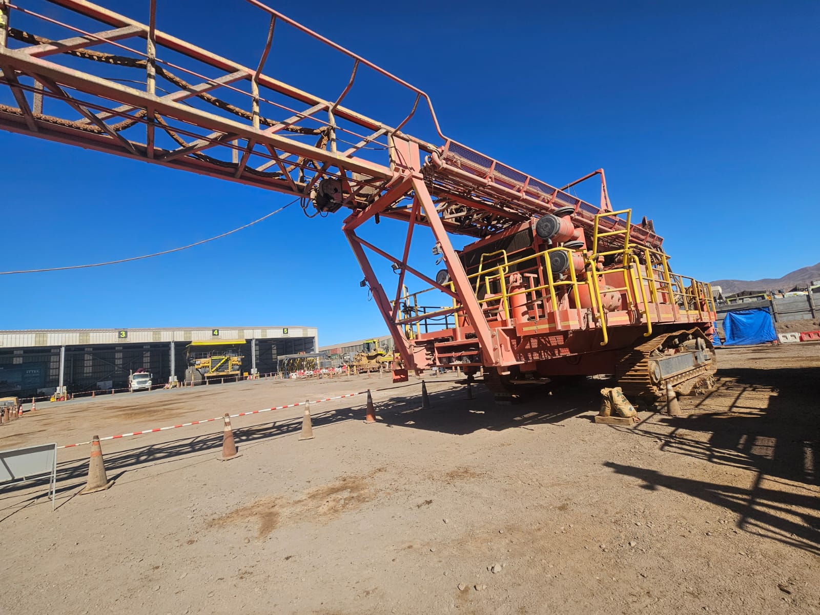 Levantamiento de mangueras hidráulicas en equipo de perforación — THIESS