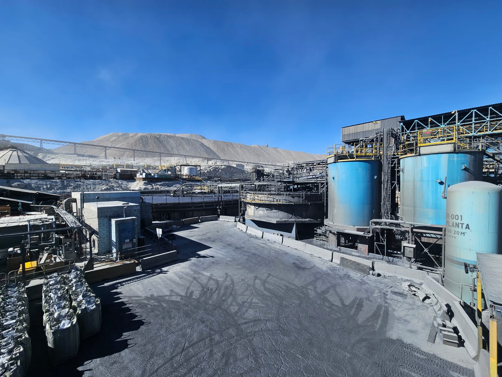 Planta de procesamiento y estanques de proceso — Minera Codelco División Chuquicamata